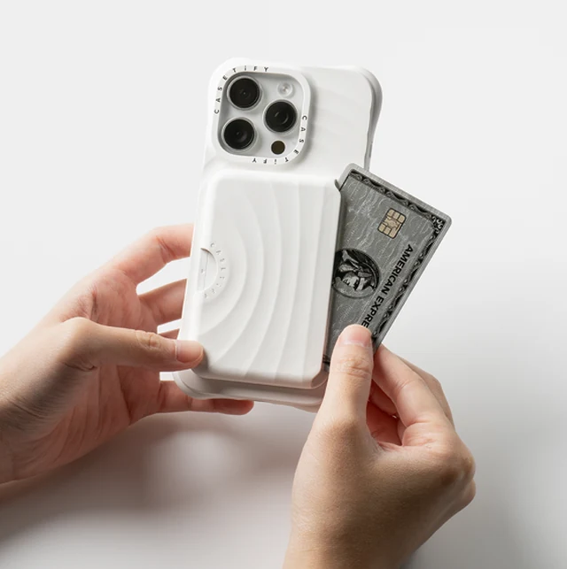 CASETiFY 스내피 리플 월렛 — 휴대폰 뒷면에 부착해 카드를 넣어 쓰는 화이트 컬러 카드 월렛